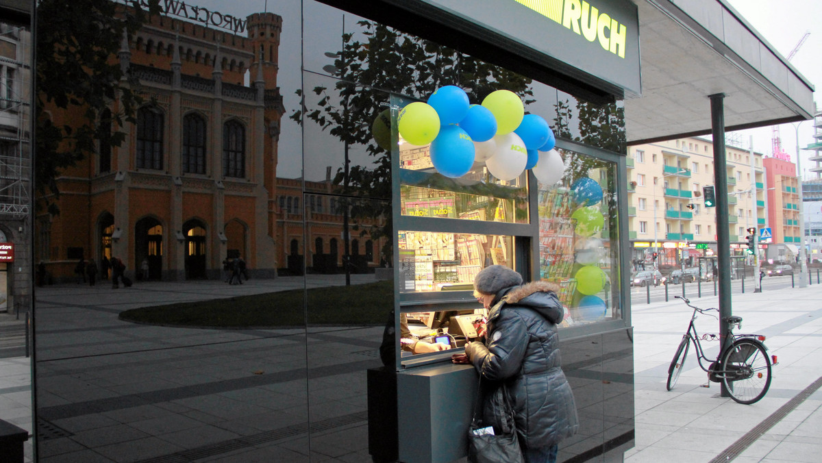 Od czwartku przesyłki z sądów odbierać będziemy nie z poczty, ale z kiosków Ruchu – informuje "Gazeta Wyborcza". Tym samym Poczta Polska utraciła kontrakt na obsługę korespondencji sądów powszechnych i prokuratur.