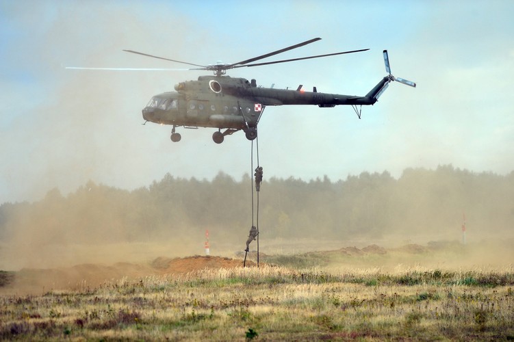 Dragon-17 to największe w tym roku ćwiczenia Sił Zbrojnych RP, które rozpoczęły się w środę w Centrum Szkolenia Łączności i Informatyki w podwarszawskim Zegrzu. W manewrach weźmie udział 17 tys. żołnierzy oraz 3,5 tys. jednostek sprzętu i uzbrojenia wojskowego z Polski i 11 innych państw: Stanów Zjednoczonych, Litwy, Łotwy, Wielkiej Brytanii, Niemiec, Słowacji, Włoch, Bułgarii, Rumunii oraz Gruzji i Ukrainy. Manewry zakończą się 29 września.<br><br>mzb/ pru/<br> (mb/mr) PAP/Marcin Bielecki