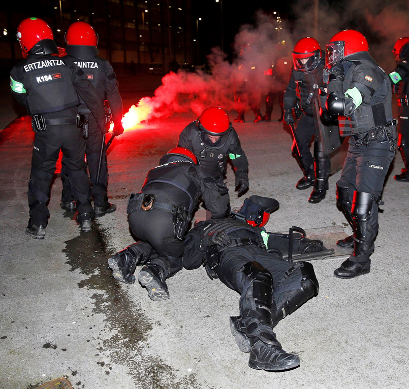 Policja starała się nie dopuścić do walk między ultrasami obu klubów na ulicach Bilbao. Eskortowała kibiców przyjezdnych na stadion, kiedy ich niewielka grupa oderwała się od reszty i zaczęła rzucać racami w stronę sympatyków gospodarzy oraz funkcjonariuszy.