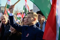 Dwóch funkcjonariuszy, którzy przeważyli szalę wyborów na Węgrzech [OPINIA]