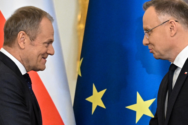 Warszawa, 13.02.2024. Prezydent Andrzej Duda (P) i premier Donald Tusk (L) na posiedzeniu Rady Gabinetowej.