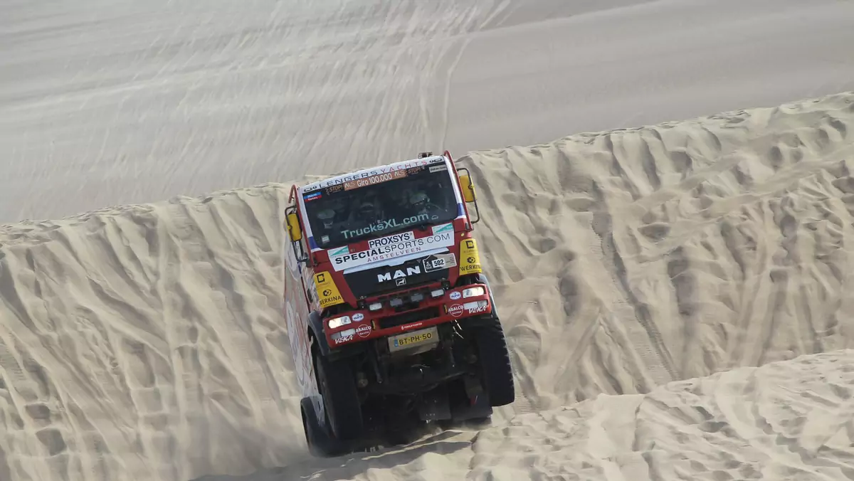 Dakar 2013: Hołowczyc zawiedziony, Sainz utknął na wydmach (2. etap, wyniki, galeria)