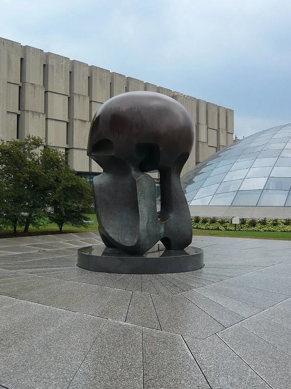 Rzeźba Henry'ego Moore'a ustawiona na dzisiejszym terenie kampusu uniwersytetu Chicago, upamiętniająca pierwszy reaktor nuklearny