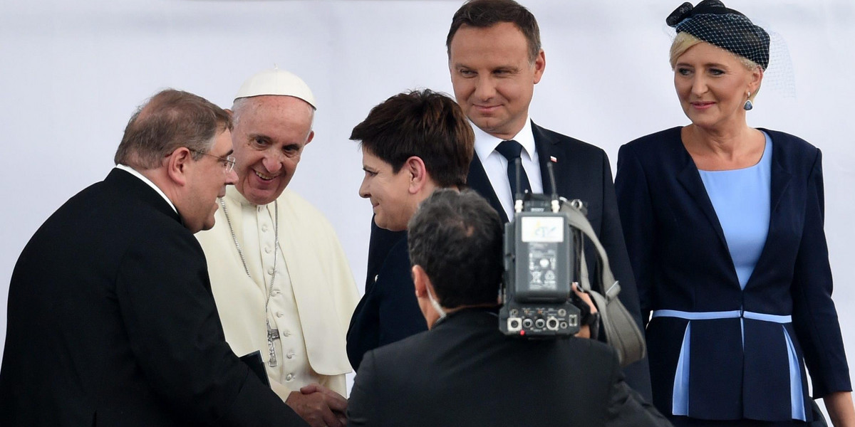 Ekspert: Było kilka niedociągnięć przy powitaniu papieża