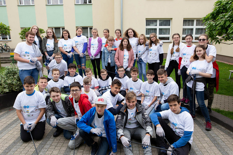 Pierwsza edycja programu Czysta Ziemia, prowadzonego przez firmę Procter & Gamble realizowana jest w 20 szkołach na terenie Aleksandrowa Łódzkiego oraz warszawskiego Targówka, czyli w lokalizacjach, gdzie P&G prowadzi swoją działalność operacyjną