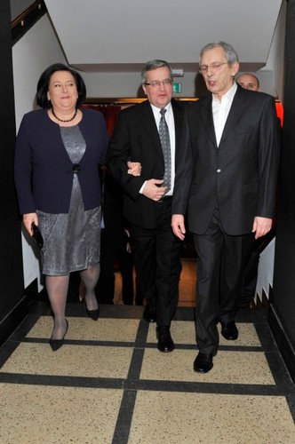 Anna i Bronisław Komorowscy z Janem Englertem