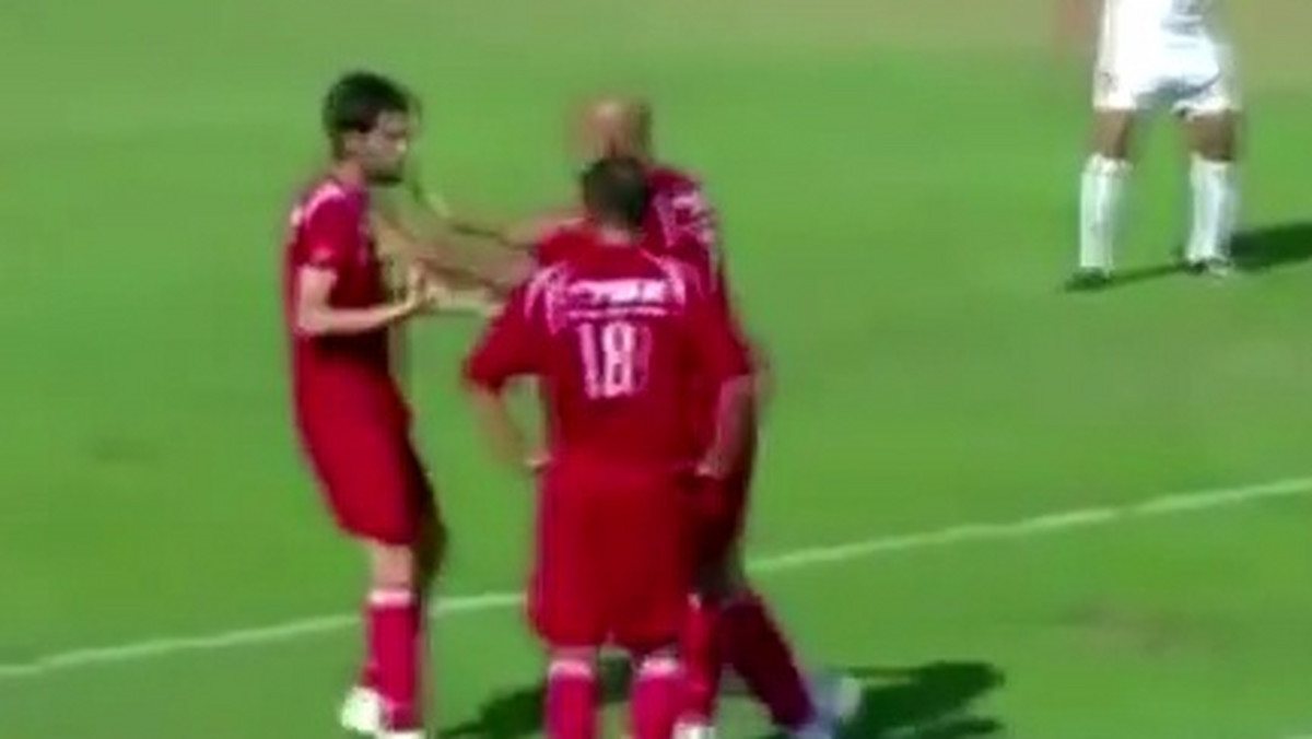 Podczas ostatniego meczu II ligi izraelskiej, pomiędzy drużynami Hapoel Ra'anana a Hapoel Ramat Gan, doszło do niezłego pokazu aktorstwa trzech piłkarzy gospodarzy. Miała być bójka, a była bramka - tak się teraz symuluje!
