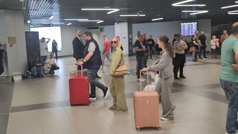 Nataša Bekvalac sa ćerkom na aerodromu