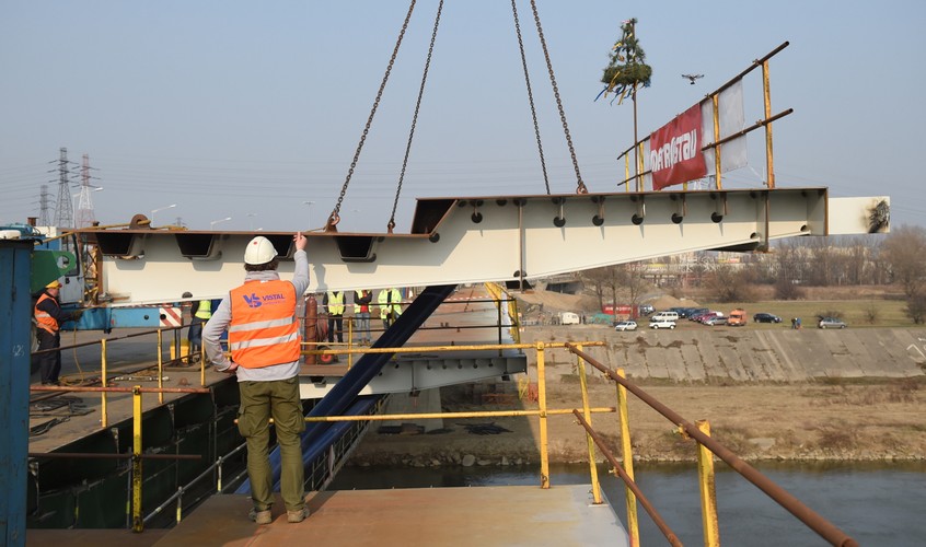 Obecnie szerokość mostu to 46 m. Dzięki czemu na każdej nitce mostu będzie po pięć pasów ruchu. <br><br> Fot. (zuz) PAP/Radek Pietruszka