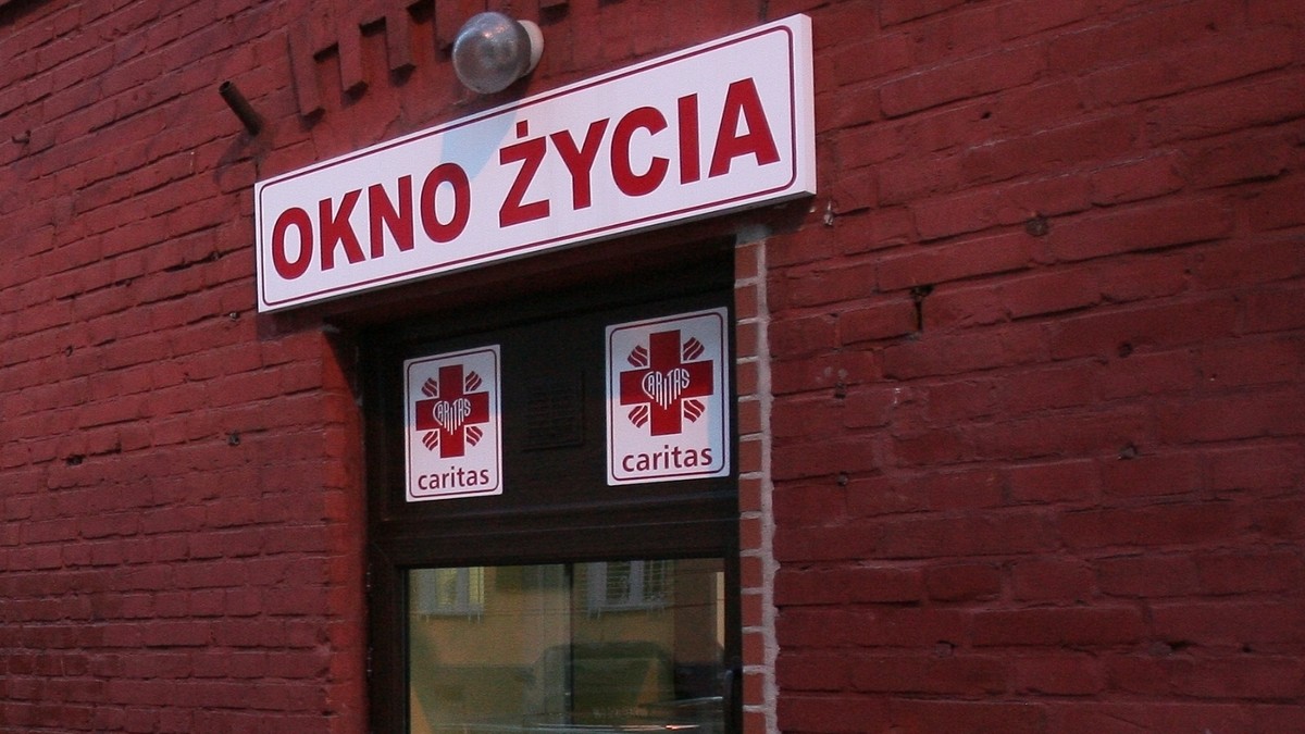 Sygnał przed 1 w nocy. W oknie życia zostawiono maleńkiego chłopca