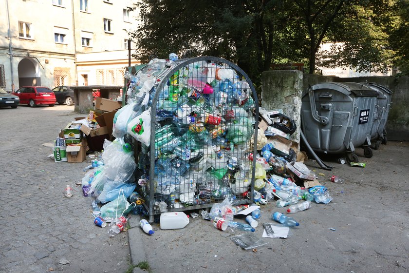 Pl. Westerplatte we Wrocławiu. Plastikowe opakowanie wysypują się z pojemnika