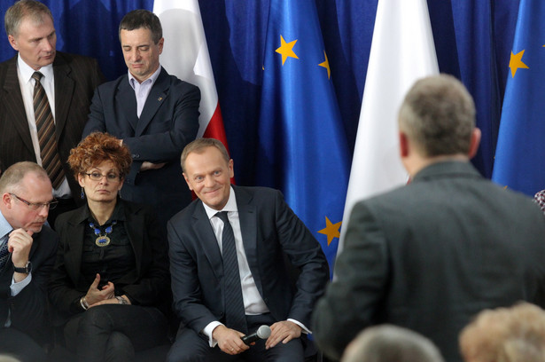 Premier Donald Tusk podczas spotkania z mieszkańcami Bartoszyc. Fot. PAP/Tomasz Waszczuk