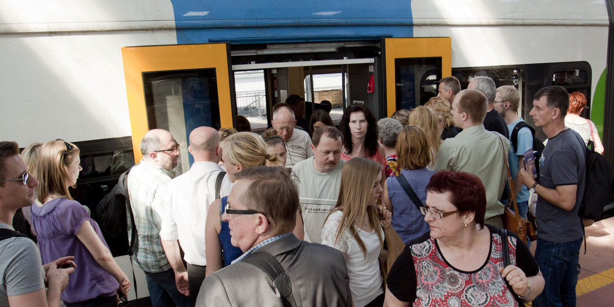 Tlok w pociagu Kolei Slaskich relacji Katowice - Gliwice . 