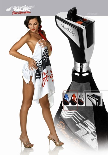 Brunetka i gadżety Simoni Racing