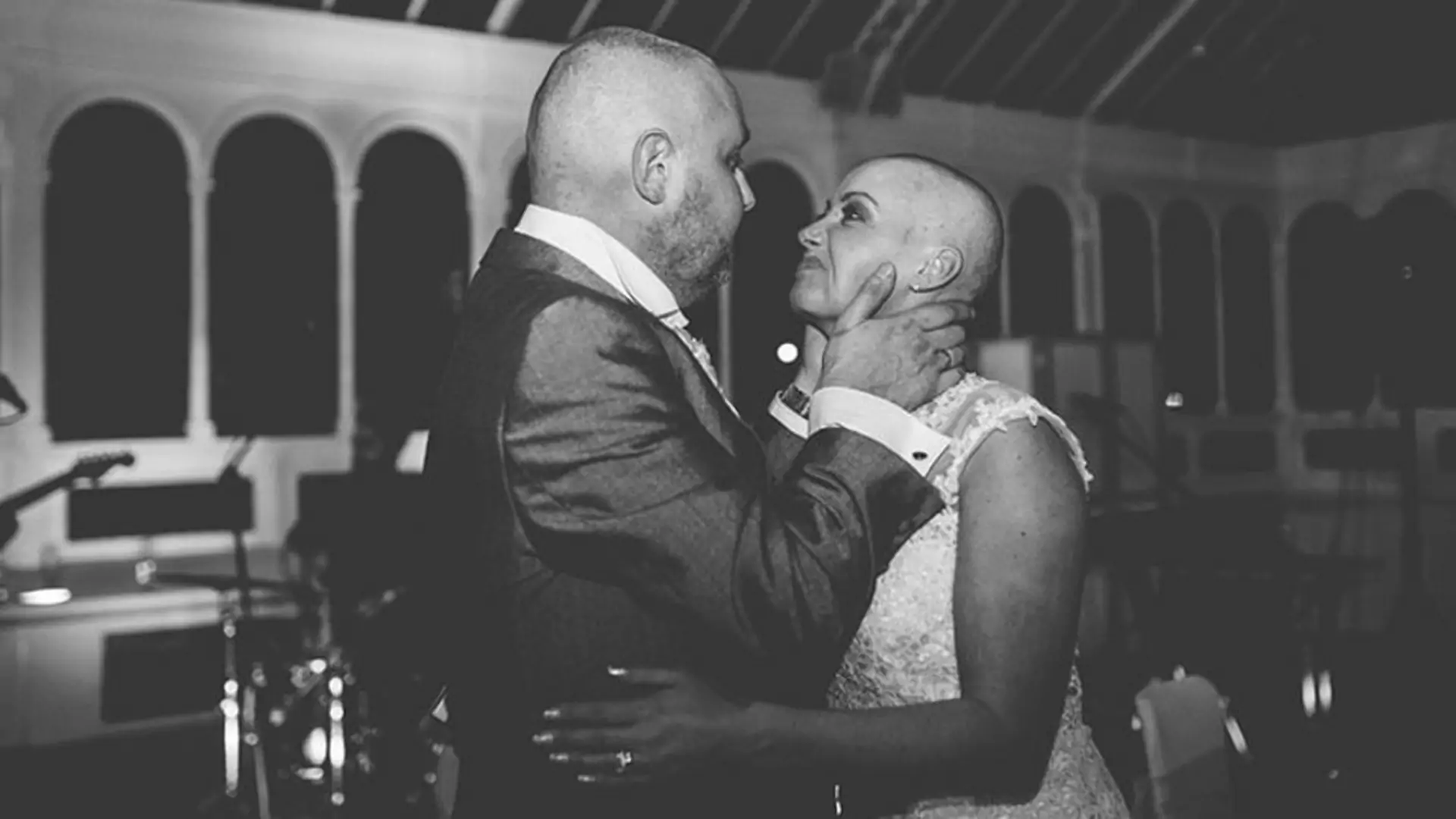 W trakcie wesela ogoliła swoją głowę, by wesprzeć męża chorego na raka. Obok tych zdjęć nie da się przejść obojętnie!
