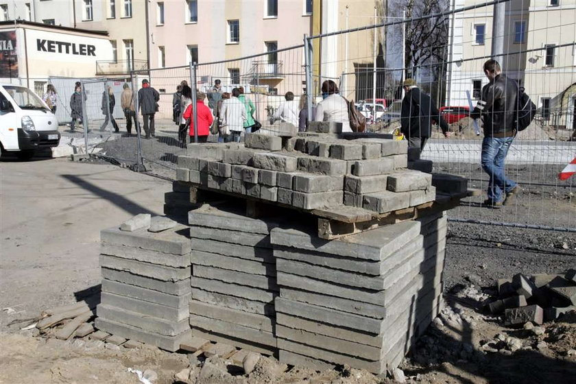 Wyrzucają dobre płytki chodnikowe