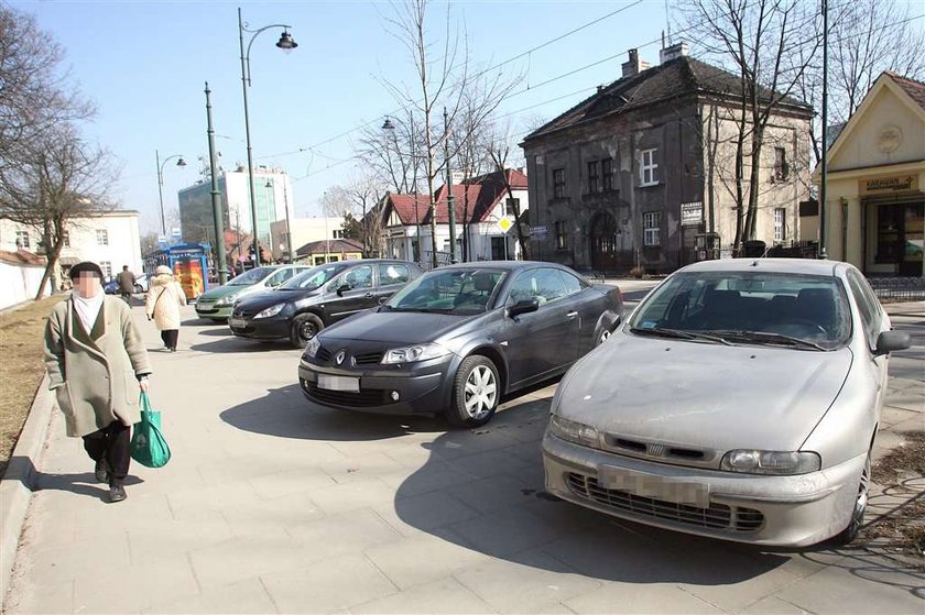 Zabrali nam parking przy cmentarzu