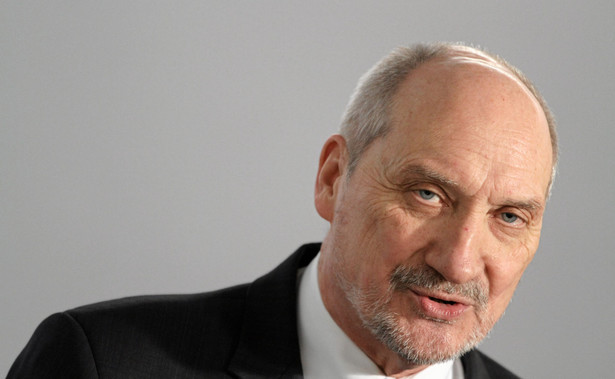 Macierewicz próbował wymusić lot wojskową casą. Generał sprzeciwił się ministrowi. "To groziło katastrofą"