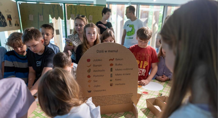 EkoEksperymentarium to interaktywna zabawa dla najmłodszych, która w ciekawy sposób prezentuje wiedzę z zakresu ekologii.