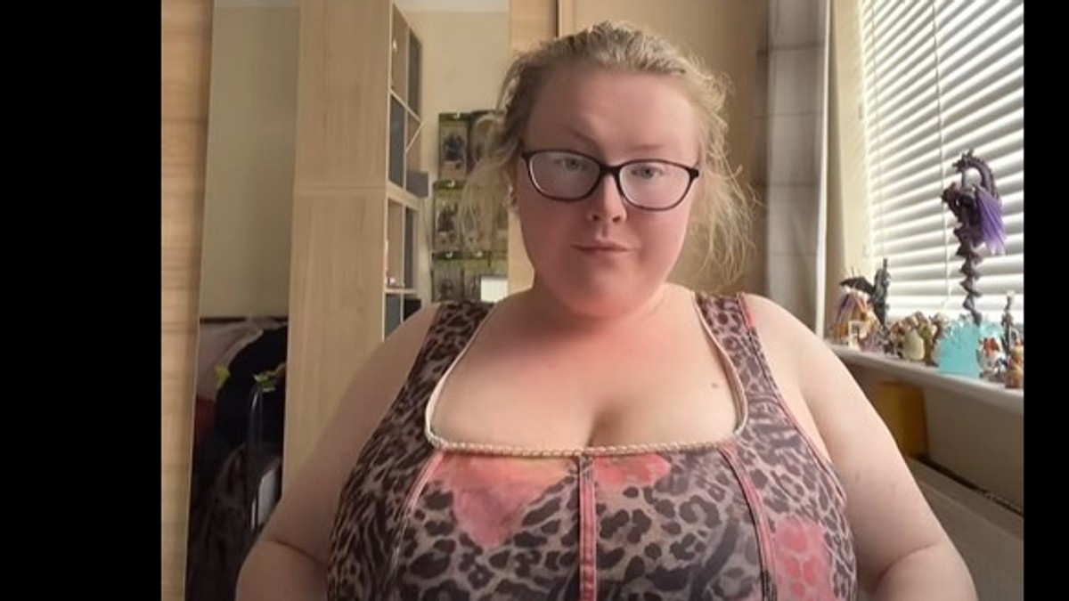 Devojka sa velikim grudima