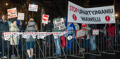 Uczestnicy miesięcznicy pod Wawelem: będziemy blokować groby waszych bliskich