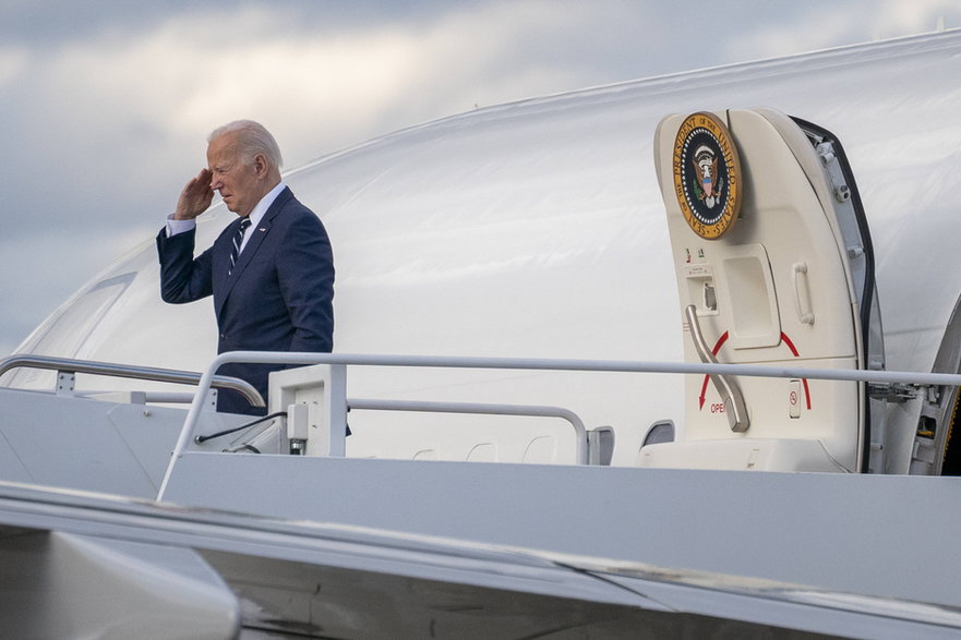 Prezydent Joe Biden przed samolotem Air Force One. 12 kwietnia br.