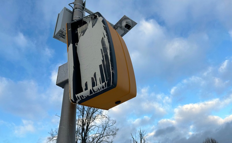 Fotoradar rekordzista na Al. Jerozolimskie w Warszawie zniszczony trzeci raz. Został zalany farbą (zdjęcia z 3 stycznia 2026 roku)