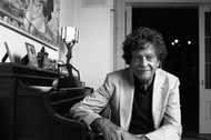 Kurt Vonnegut w swoim domu w Nowym Jorku, lata 80.