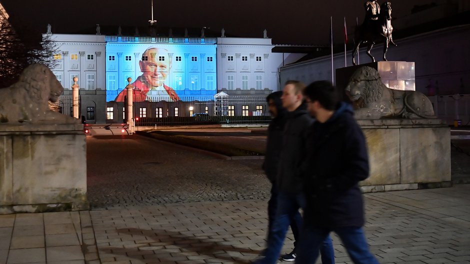 Iluminacja przedstawiająca papieża św. Jana Pawła II na Pałacu Prezydenckim w Warszawie