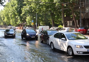 Pukla cev, poplavljena ulica