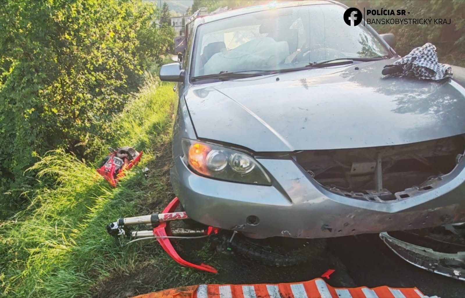 Pri čelnej zrážke s autom zahynul v Banskej Štiavnici motocyklista. 