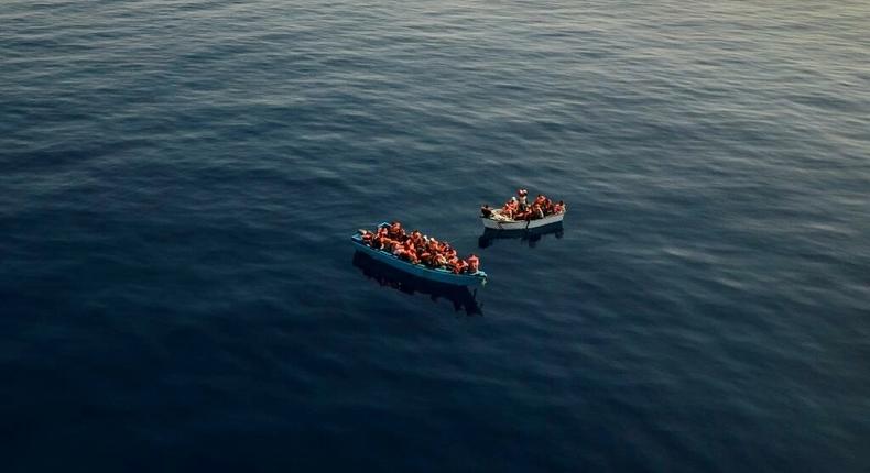 Deux bateaux de migrants au large de l'île italienne de Lampedusa, le 29 juillet 2021 -image d'illustration- AP - Santi Palacios