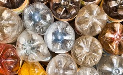 Ludzie jedzą plastik. Znajdziesz go nawet w piwie