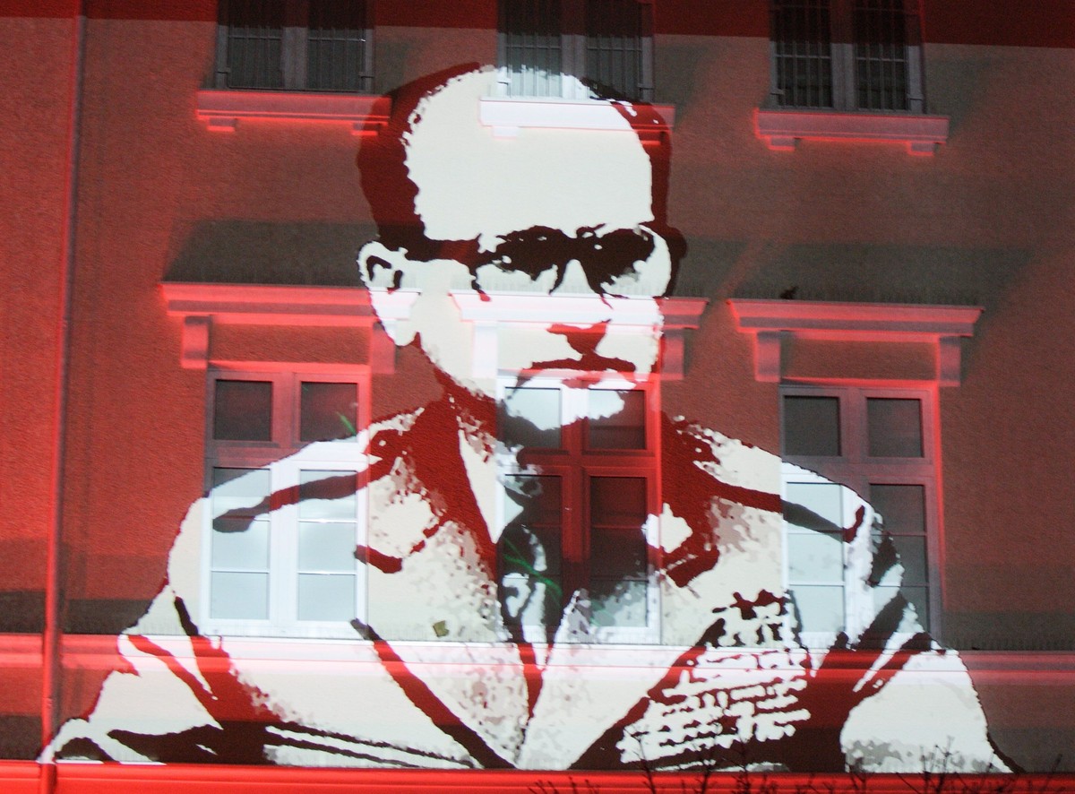 Wizerunek gen. Wojciecha Jaruzelskiego wyświetlany na fasadzie budynku w Gdyni