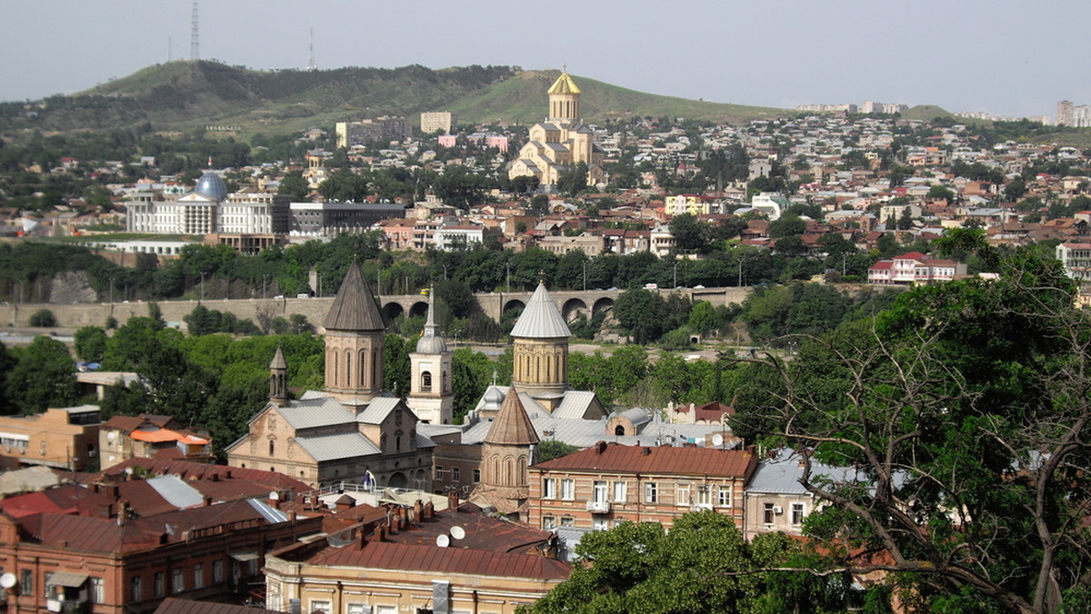 Kilkuset prawosławnych Gruzinów zgromadziło się w poniedziałek przed siedzibą patriarchatu w Tbilisi, w pobliżu parlamentu, w proteście przeciw nowej ustawie, dopuszczającej prawne uznanie innych wyznań religijnych w Gruzji.