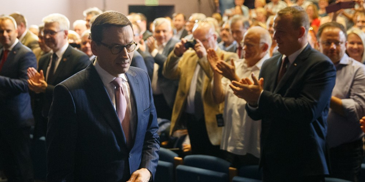 Premier Morawiecki mówił w radiu o przyczynach wysokich cen benzyny. Ekonomista przypomniał mu pewien wykres