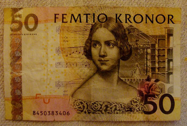 Szwecja należy do dominujących państw w rankingu Globar Gender Gap opublikowanym przez Światowe Forum Ekonomiczne, więc obecność kobiet na banknotach waluty tego kraju nie jest niespodzianką. Na 50-koronowym banknocie znajduje się śpiewaczka operowa Jenny Lind, z kolei na 20-koronowym Selma Lagerlof, która jest pierwszą zdobywczynią literackiej Nagrody Nobla. W tym roku na szwedzkich banknotach mają się dodatkowo pojawić pisarka Astrid Lingren oraz aktorka Greta Garbo.