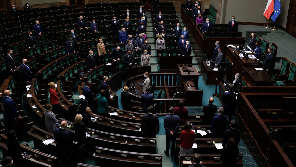 Sondaż CBOS: PiS prowadzi, największa zmiana w notowaniach KO