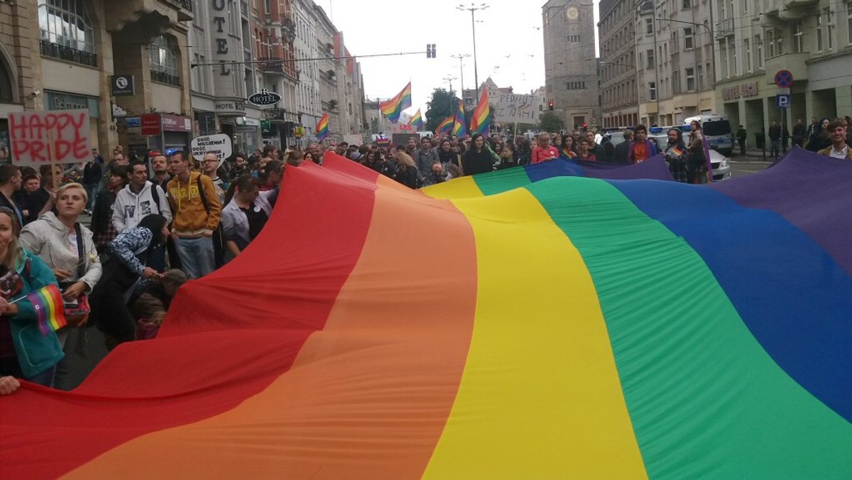 Z początkiem marca Poznań stanie się tęczowy... przynajmniej w internecie. Piętnastoosobowa grupa działaczy LGBT postanowiła założyć serwis TeczowyPoznan.pl, który ma informować o wydarzeniach środowiska ludzi wykluczonych i mniejszościowych. Portal ma pomagać również gejom i lesbijkom np. w znalezieniu mieszkania na wynajem czy przyjaznego miejsca do spotkania na kawę i lody.