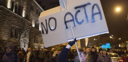 Palikot przegoniony z protestu przeciw ACTA