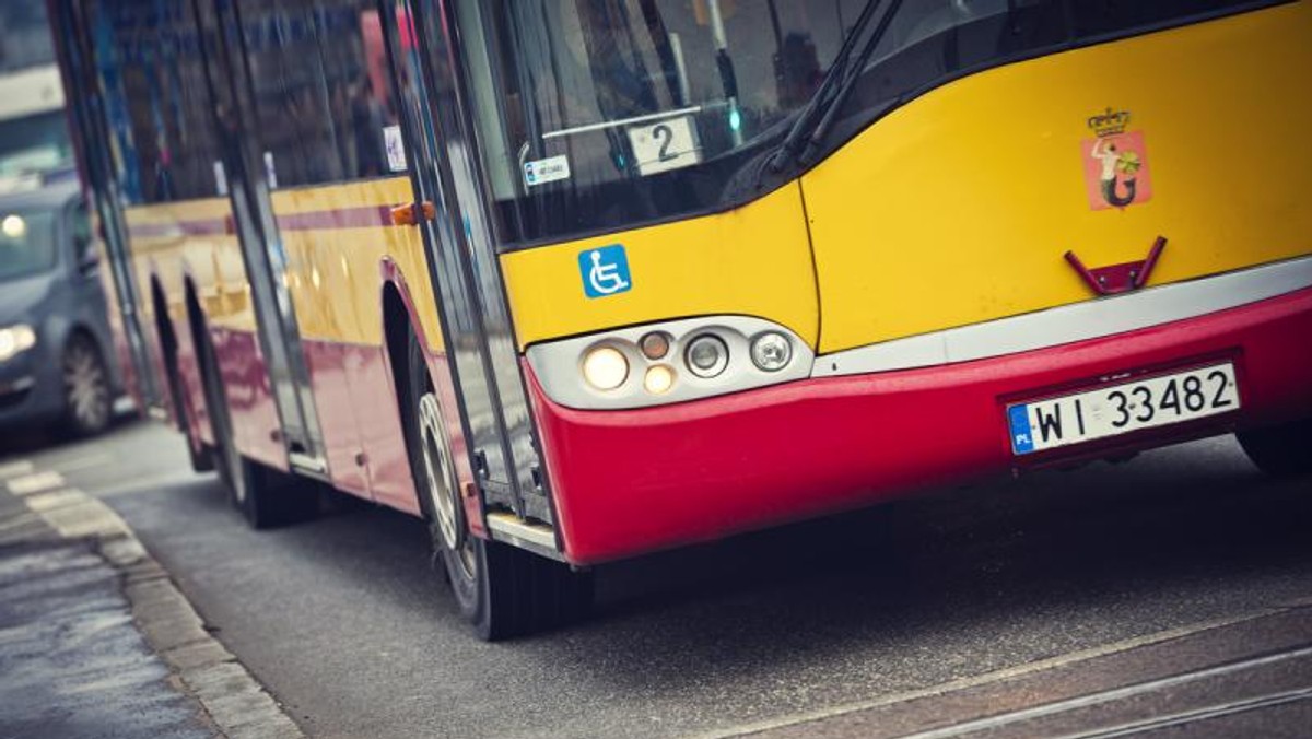 Zawieszenie niektórych linii, wydłużenie tras innych, wprowadzenie specjalnych rozkładów jazdy. W związku ze zbliżającymi się świętami wielkanocnymi ZTM zapowiada zmiany w organizacji komunikacji miejskiej w Warszawie. Pierwsze wejdą w życiu już w tym tygodniu. Podpowiadamy, jak będą kursowały autobusy, tramwaje, metro i SKM.