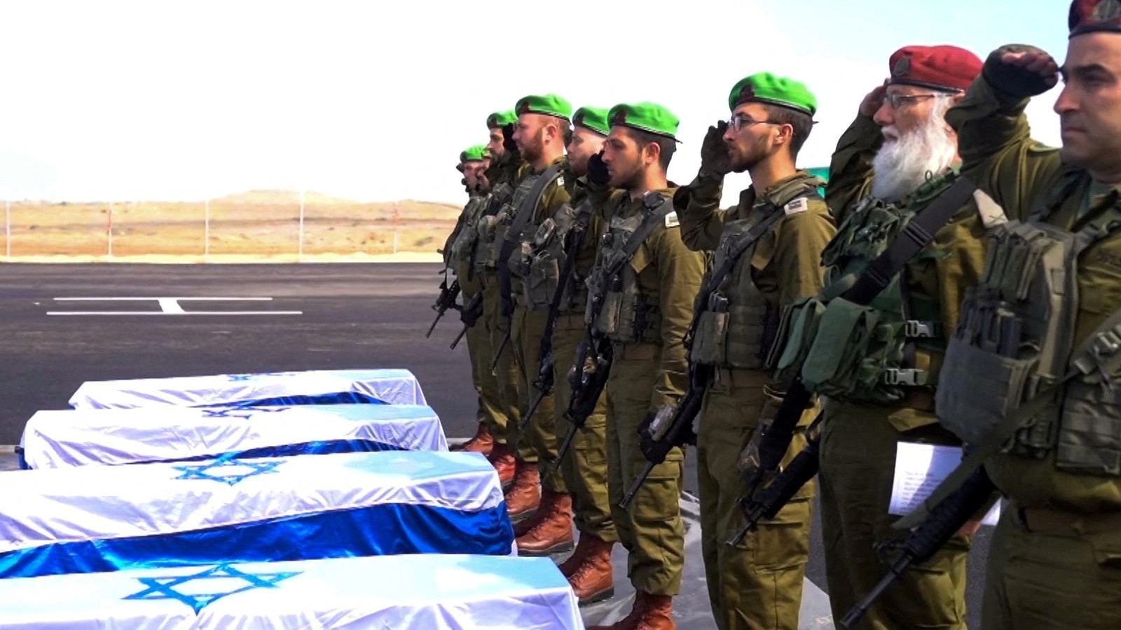 Izraelskí vojaci preberajú rakvy zosnulých rukojemníkov v Gaze, GPO/Handout via REUTERS