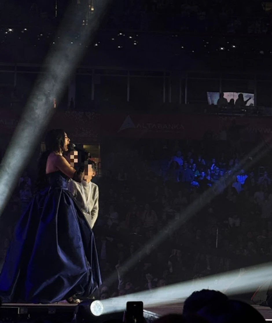 Tanja Savić izvela sinove na binu