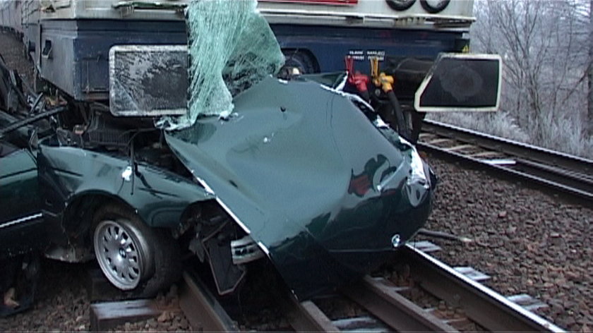 Wypadek w Koninie. BMW wjechało pod koła pociągu
