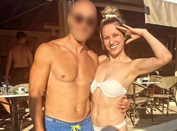Svi se pitaju KO JE MIŠIĆAVI MUŠKARAC pored Rade Manojlović?! Pozirala sa njim bez grama šminke, svima odmah ovaj detalj zapao za oko! (FOTO)