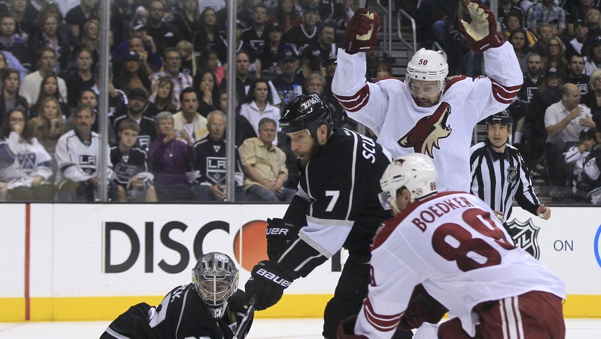 Los Angeles Kings wygrali 4:3 po dogrywce z Phoenix Coyotes i zajęli pierwsze miejsce w wielkim finale. Powalczą w nim o zdobycie Pucharu Stanleya ze zwycięzcą pary New Jersey Devils kontra New York Rangers.