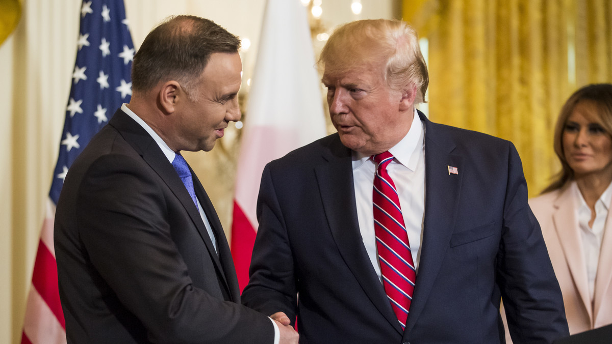 Prezydenci RP Andrzej Duda i USA Donald Trump podpisali wspólny dokument o współpracy w zakresie obecności sił zbrojnych Stanów Zjednoczonych Ameryki na terytorium Polski. USA w najbliższej przyszłości planują zwiększyć swoją aktualną obecność wojskową w Polsce o około 1000 dodatkowych żołnierzy. O wizycie wypowiedzieli się m.in. premier Mateusz Morawiecki, wicepremier Jarosław Gowin i szef gabinetu prezydenta RP Krzysztof Szczerski. Głos zabrał także lider PO Grzegorz Schetyna.