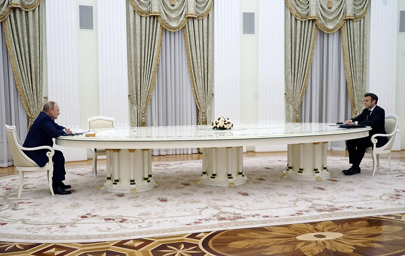 Władimir Putin i Emmanuel Macron przy słynnym stole na Kremlu. 2022 r.