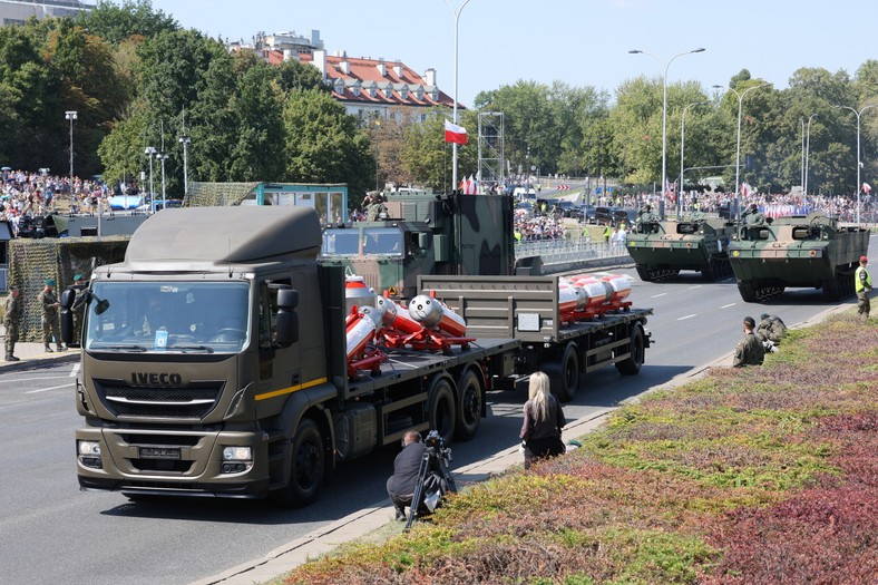 Warszawa, 15.08.2025. Defilada wojskowa na warszawskiej Wisłostradzie, w ramach obchodów Święta Wojska Polskiego, 15 bm. Tegoroczna defilada wojskowa odbywa się pod hasłem „Dziękujemy za Waszą służbę”. (mr) PAP/Marcin Obara