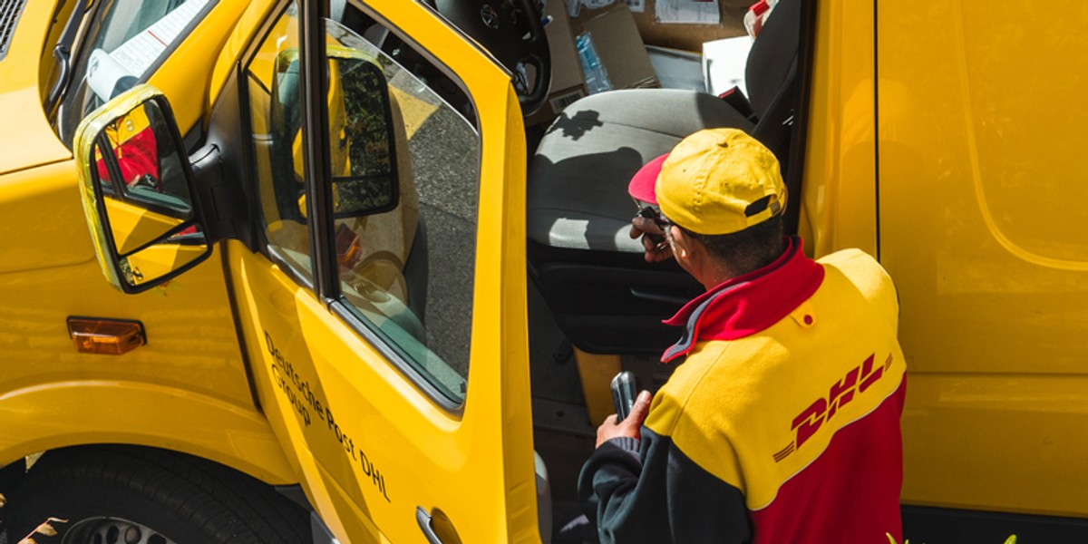 Firma kurierska DHL przestrzega przed oszustami, którzy się pod nią podszywają